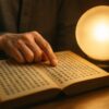 古書に書かれた漢字を指でなぞりながら読み解く姓名判断の様子