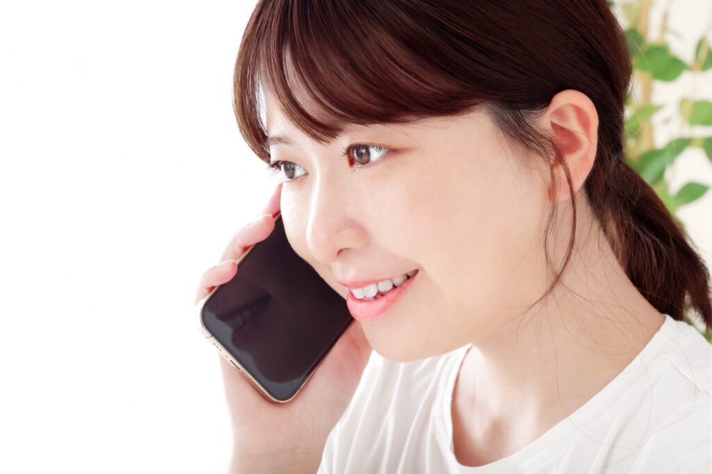 電話で話す女性