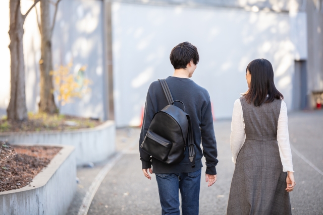 歩く男女の後ろ姿