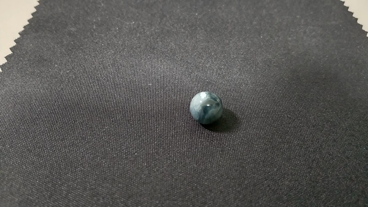 黒色として購入した白色部分がマーブル状に混じる糸魚川翡翠の丸玉