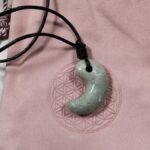 淡い緑色をした糸魚川翡翠の勾玉を近くから撮影した様子