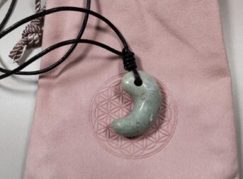 淡い緑色をした糸魚川翡翠の勾玉を近くから撮影した様子