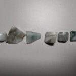 糸魚川翡翠として購入したさざれ石から色や形の異なる9粒を並べた写真