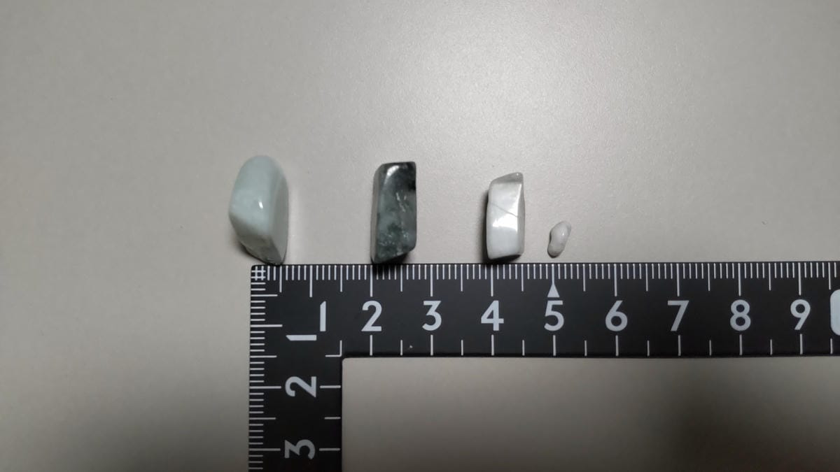 糸魚川翡翠のルース・ビーズ・丸玉|形状別の選び方と用途を比較 さざれ石4粒を側面が見える向きに置き、定規と並べた厚みの比較