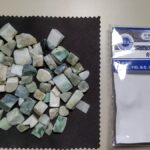 糸魚川翡翠として購入したさざれ石と、商品名や100g表記のあるパッケージ表面