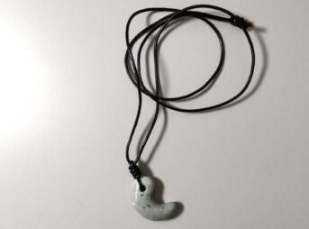 糸魚川翡翠として購入した淡い緑色の勾玉に黒い紐を通したネックレス