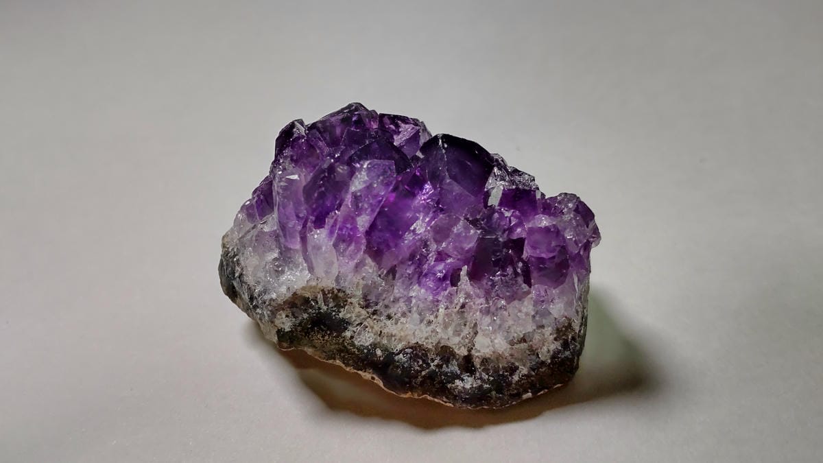 アメジストクラスターの紫色の結晶を近くから撮影した写真。結晶の先端や表面、紫色の濃淡が見える
