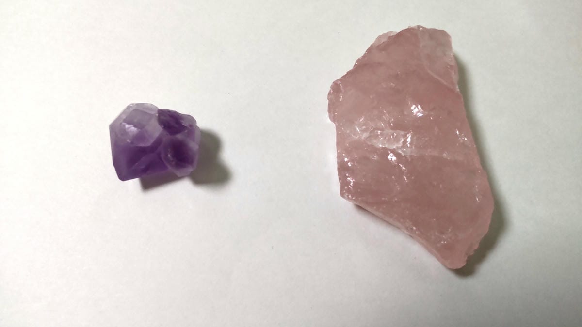 筆者所有のアメジスト原石とローズクォーツ原石を並べた比較写真。紫色と淡いピンク色の違いが分かる