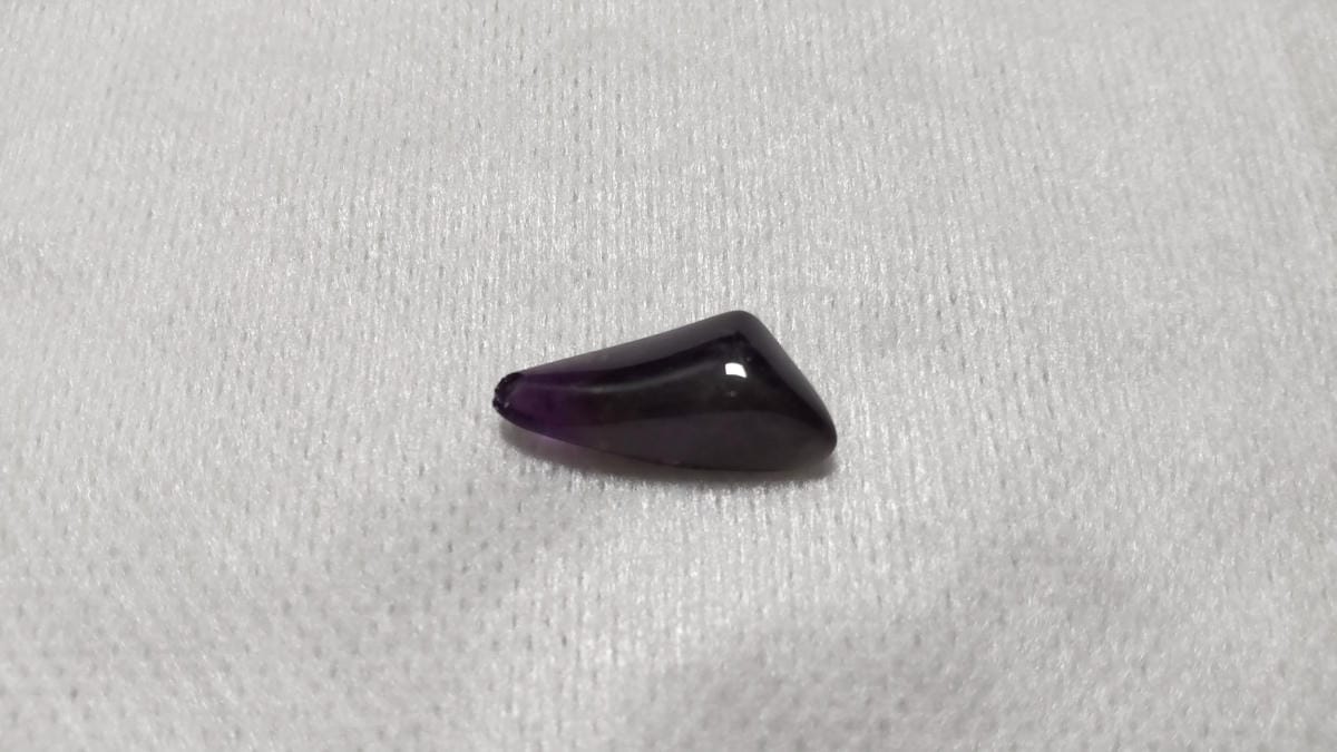 黒に近い濃い紫色の三角形のさざれ石の表側